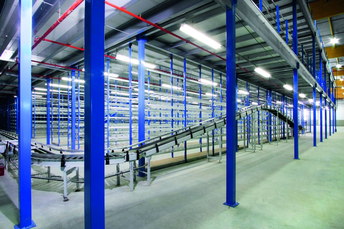 rullband under ett blått entresolplan entresol i rullband och blå pelare